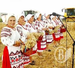 Перший сніп освятили на Чернігівщині Перший сніп освятили на Чернігівщині